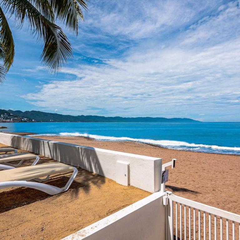 Stylish Oceanfront 2BR - Balcony with Sunset Views, Pools, Beach & Gyms - Apartment - 51