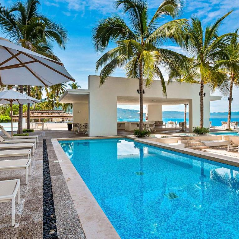 Stylish Oceanfront 2BR - Balcony with Sunset Views, Pools, Beach & Gyms - Apartment - 50