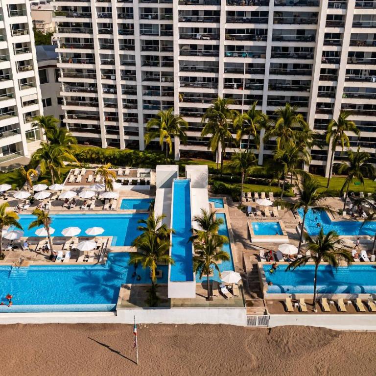 Stylish Oceanfront 2BR - Balcony with Sunset Views, Pools, Beach & Gyms - Apartment - 48