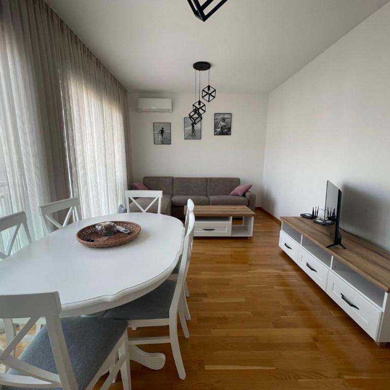 Apartman Zlatni dan - zgrada Idea - Bečići - Two-Bedroom Apartment - 2