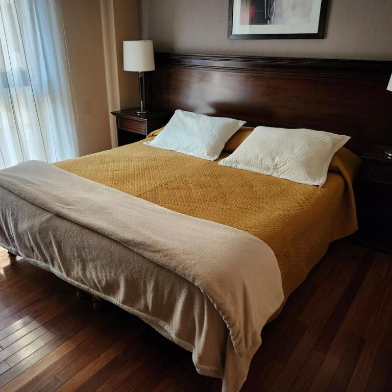 Lujoso Departamento en Edificio de 1º nivel - Apartamento de 2 dormitorios - 20