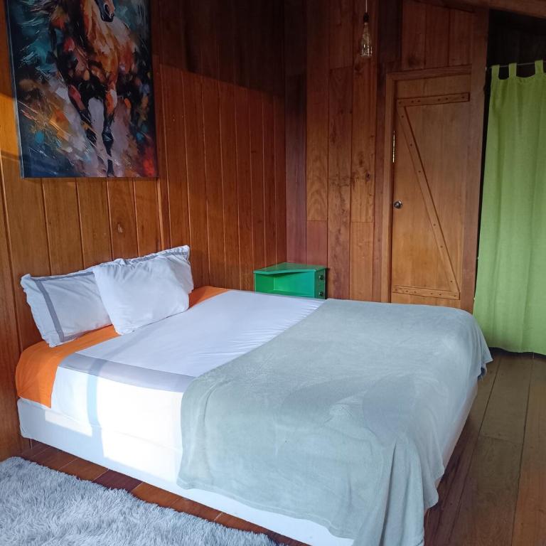 Mindo Wood Cabin - Four-Bedroom House - 11