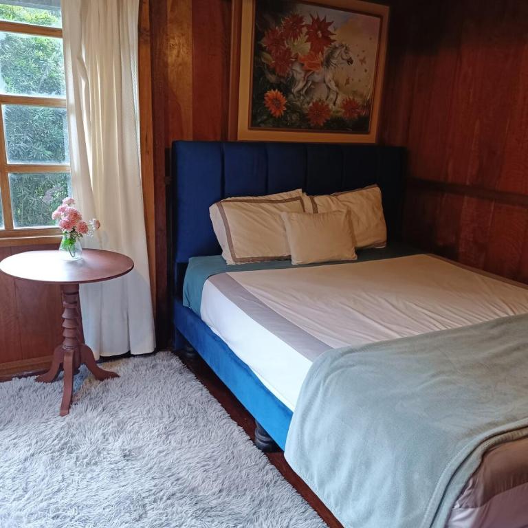 Mindo Wood Cabin - Four-Bedroom House - 14