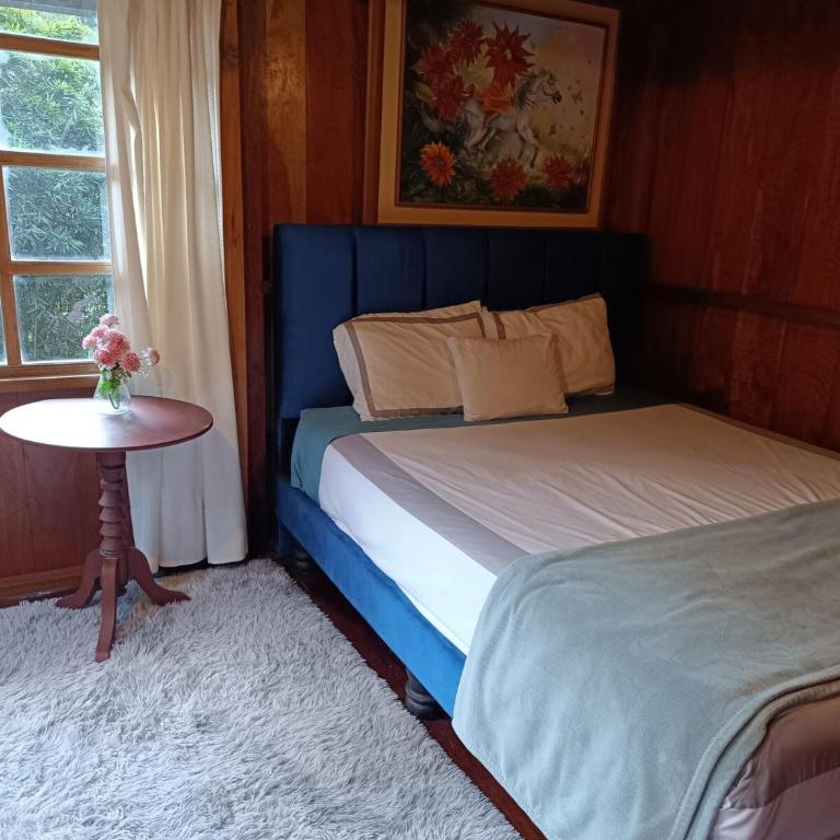 Mindo Wood Cabin - Four-Bedroom House - 15