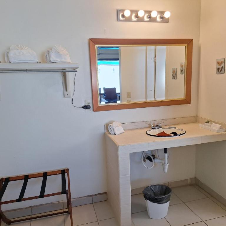 #55 Suite Bungalow Seaside Hotel & Victors RV Park - Suite de 2 dormitorios - 21