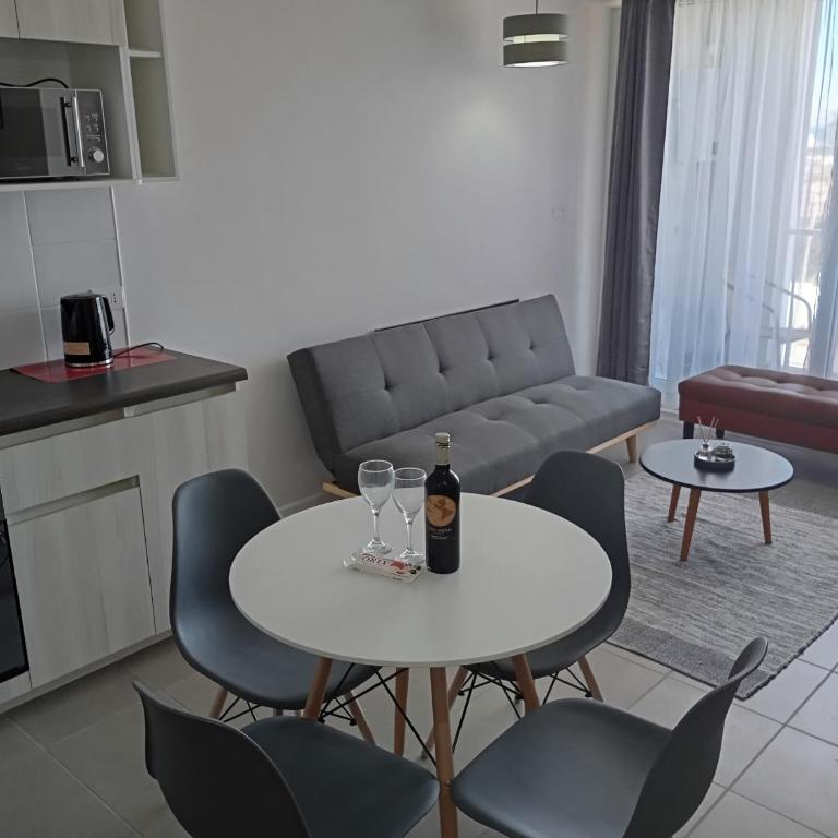 Bello departamento familiar nuevo en La Serena vista al mar, piso 4 con ascensor, malla de seguridad anticaída, piscina, estacionamiento gratuito, regalo de bienvenida, a pasos del Faro - Two-Bedroom Apartment - 17