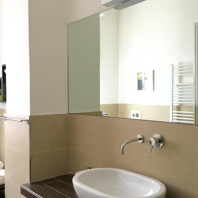 GreenHouseBologna - Camera Matrimoniale con Bagno Privato - 17