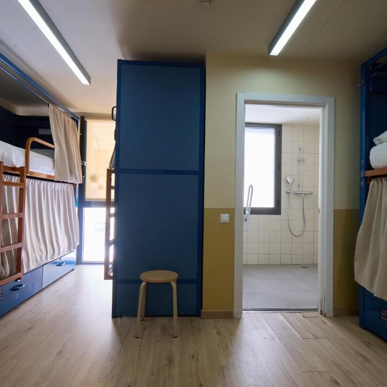 Latroupe Poblenou Beach - Bed in 8-Bed Mixed Dormitory Ensuite Room - 4