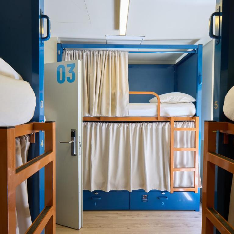 Latroupe Poblenou Beach - Bed in 10-12 Bed Mixed Dormitory Room - 2