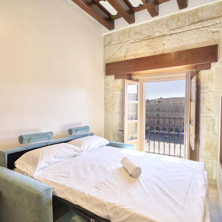 Plaza mayor 19 Collection Luxury - One-Bedroom Loft Apartment with Balcony - 2