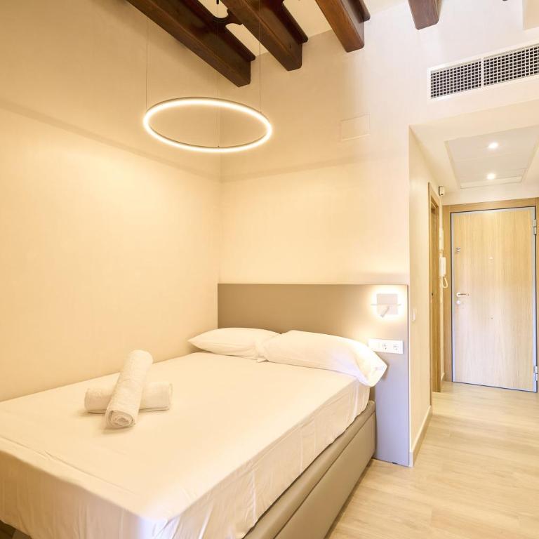 Plaza mayor 19 Collection Luxury - One-Bedroom Loft Apartment with Balcony - 7