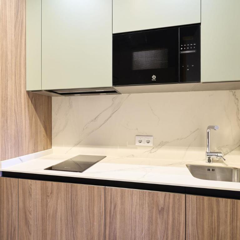 Plaza mayor 19 Collection Luxury - One-Bedroom Loft Apartment with Balcony - 3