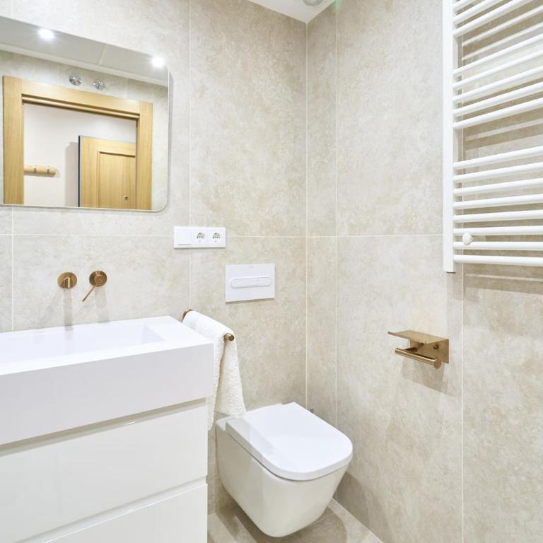 Plaza mayor 19 Collection Luxury - One-Bedroom Loft Apartment with Balcony - 10