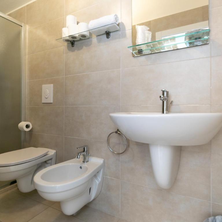 Hotel Numi - Camera Familiare con Bagno Privato - 4