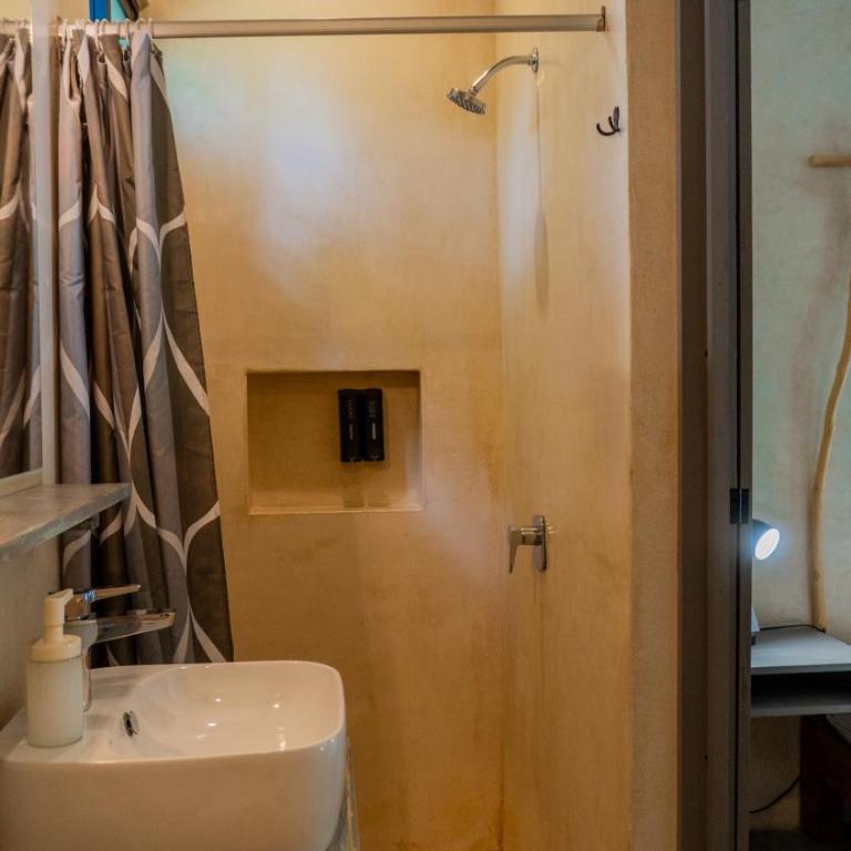 Charming colonial-style room in the heart of Valladolid - Suite con cama extragrande y vistas a la piscina - 5