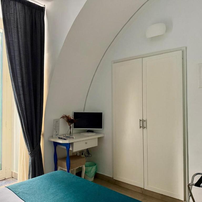 Chiaia Suites - Camera Matrimoniale Economy - 10