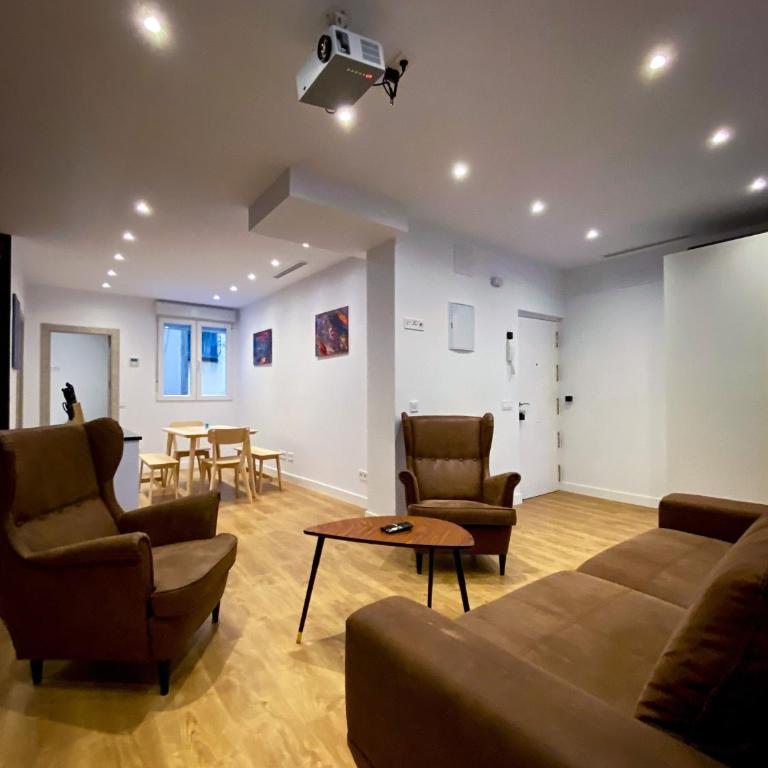 SOL Apartamento Madrid Centro junto a SOL - Three-Bedroom Apartment - 70