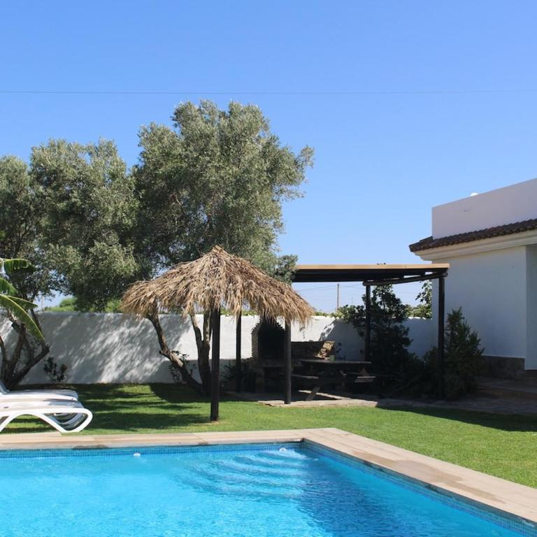 Chalet con piscina privada en Conil - Casa de 4 dormitorios - 1