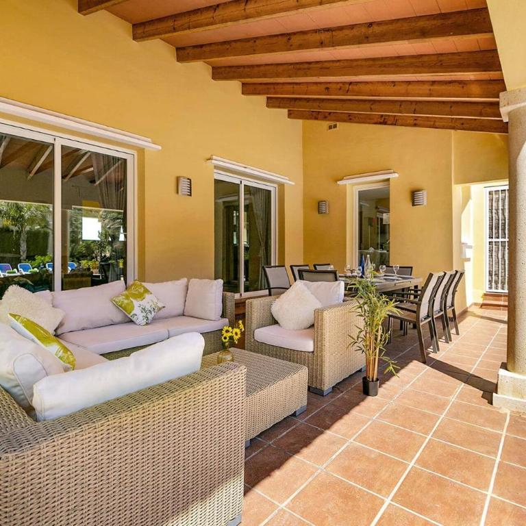 Villa Magdalena Blanca by Villa Plus - Villa - 10