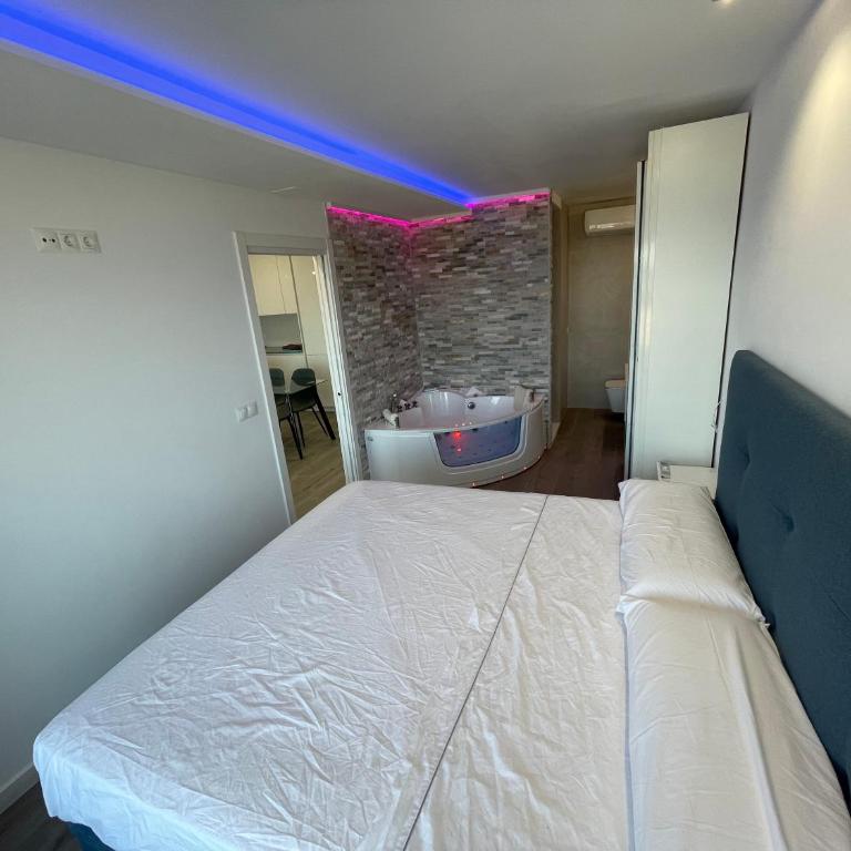 Sky Suites Alicante - Deluxe One-Bedroom Apartment with Ocean View - 14