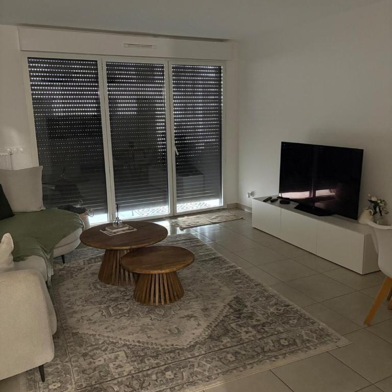 New T3 tram parking Port Marianne - Two-Bedroom Apartment - 3