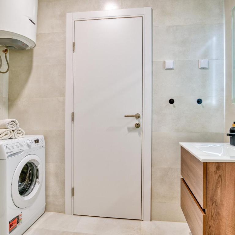 Twin Towers LT Luxury - One-Bedroom Apartment - 4