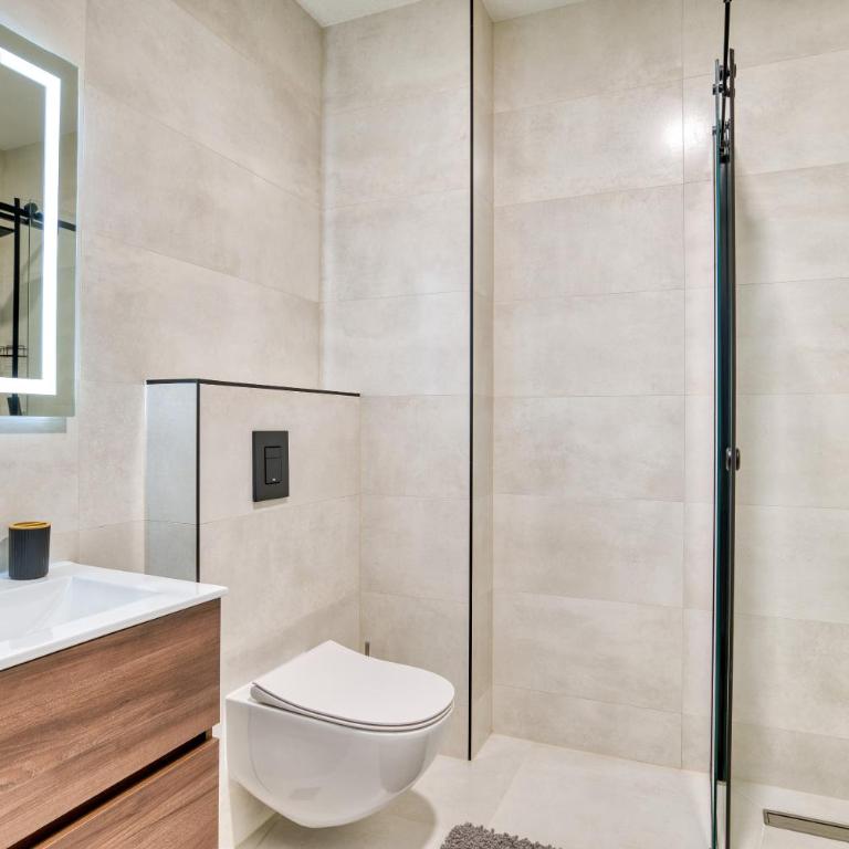 Twin Towers LT Luxury - One-Bedroom Apartment - 3