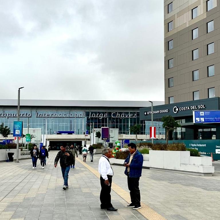 Habitación privada a 20 min del aeropuerto de Lima - Double Room with Private Bathroom - 8