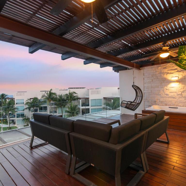 Beachfront Penthouse with Jacuzzi & Beach club - Three-Bedroom Apartment with Sea View - 69