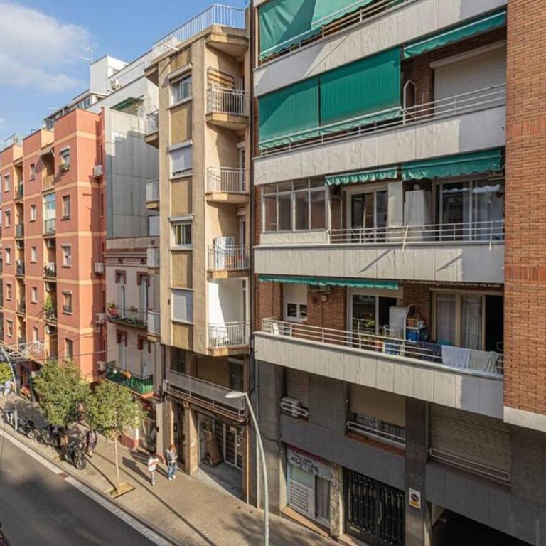 Bright 3bdr Near To The Metro - Apartamento - 36