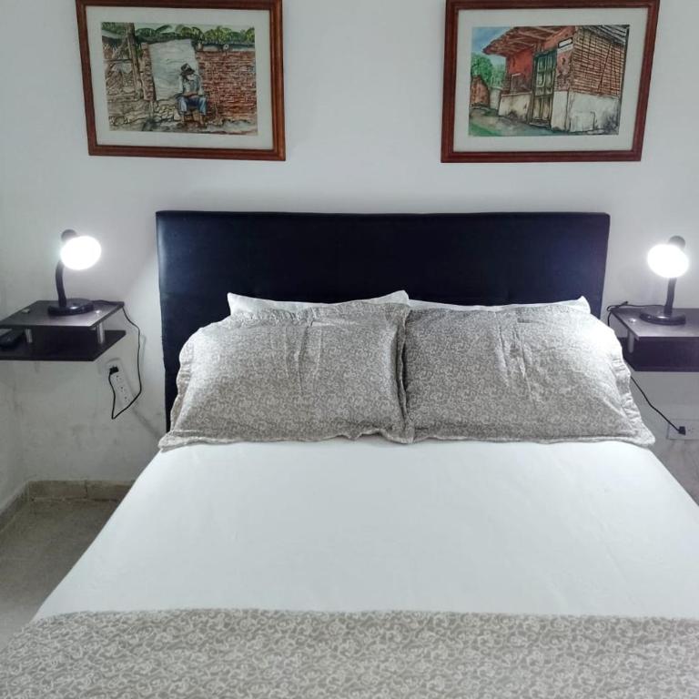 Hostal CORALES - Family Room with Private Bathroom - 3