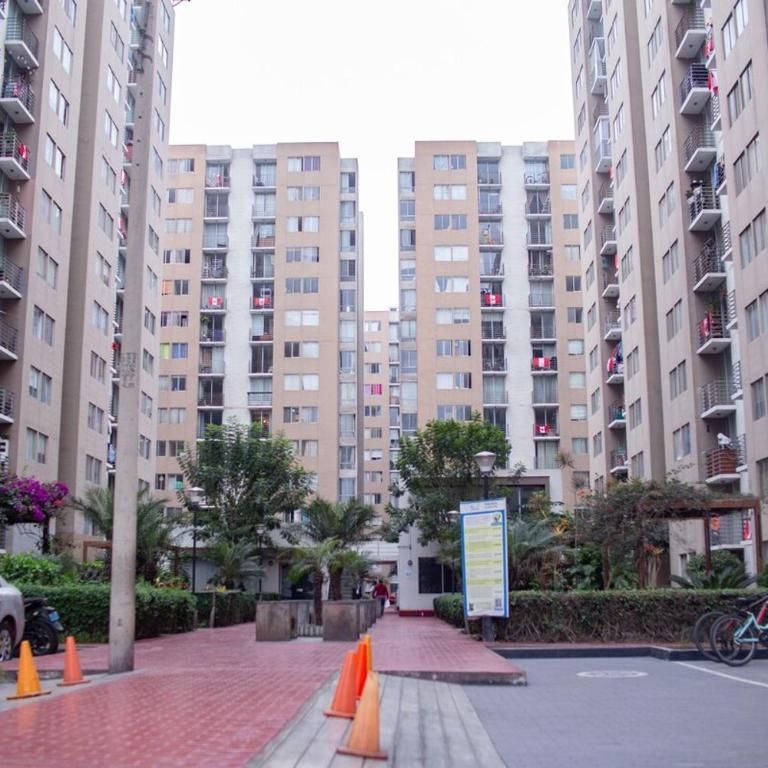 Hermoso apartamento cerca al estadio San Marcos y el Aeropuerto - Three-Bedroom Apartment - 4