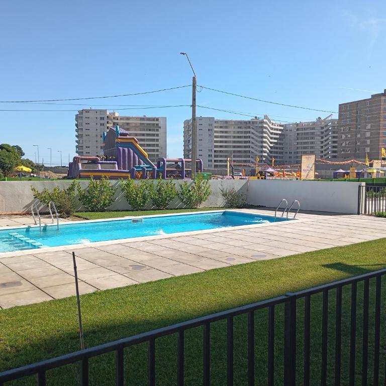 Bello departamento familiar nuevo en La Serena vista al mar, piso 4 con ascensor, malla de seguridad anticaída, piscina, estacionamiento gratuito, regalo de bienvenida, a pasos del Faro - Two-Bedroom Apartment - 12