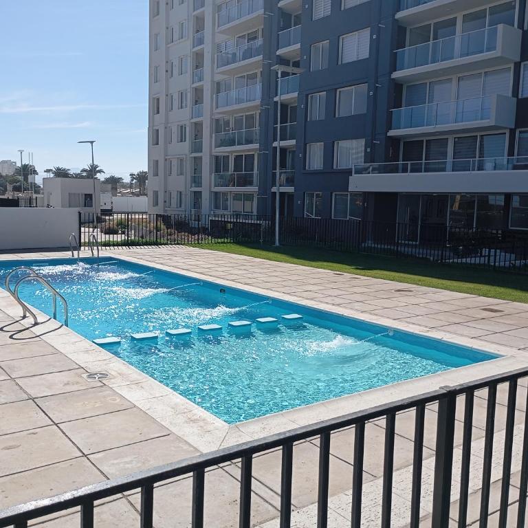 Bello departamento familiar nuevo en La Serena vista al mar, piso 4 con ascensor, malla de seguridad anticaída, piscina, estacionamiento gratuito, regalo de bienvenida, a pasos del Faro - Two-Bedroom Apartment - 10