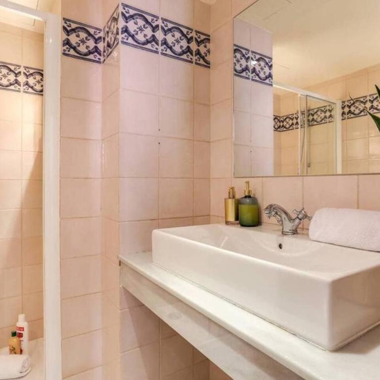 Stylish 2 Bdr In Trendy Gracia - Apartment - 22