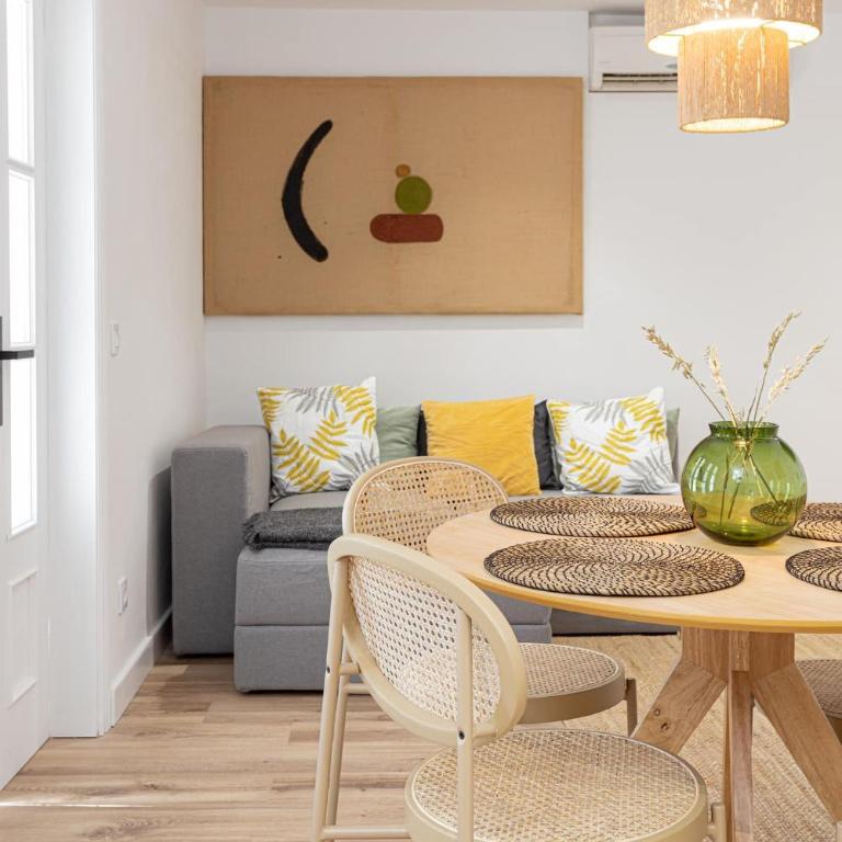 Walk To Las Ramblas Sun-filled&cozy - Apartment - 12