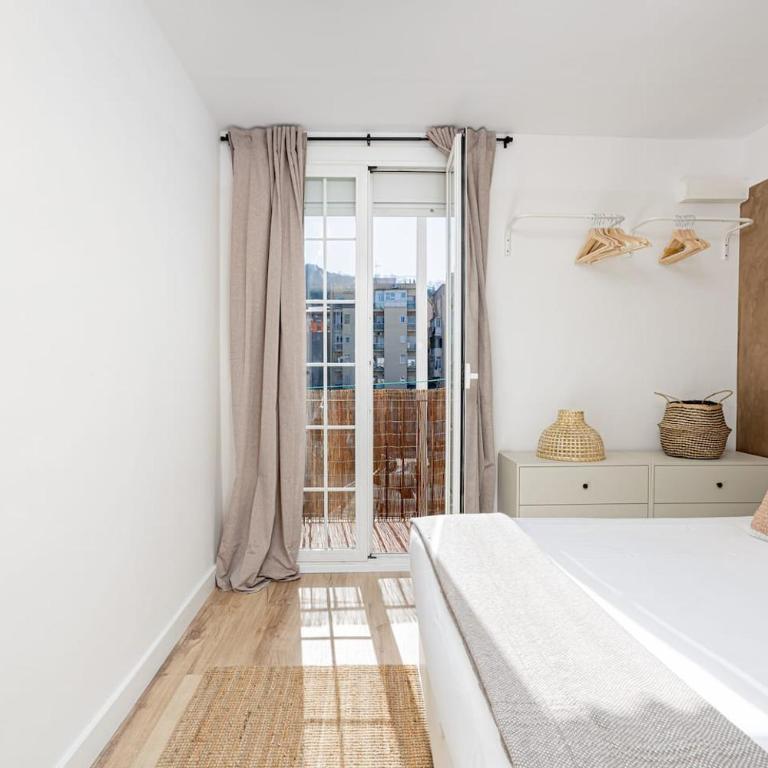 Walk To Las Ramblas Sun-filled&cozy - Apartment - 5