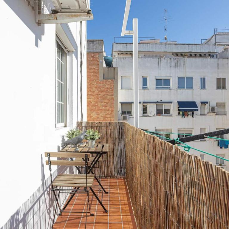 Walk To Las Ramblas Sun-filled&cozy - Apartment - 4