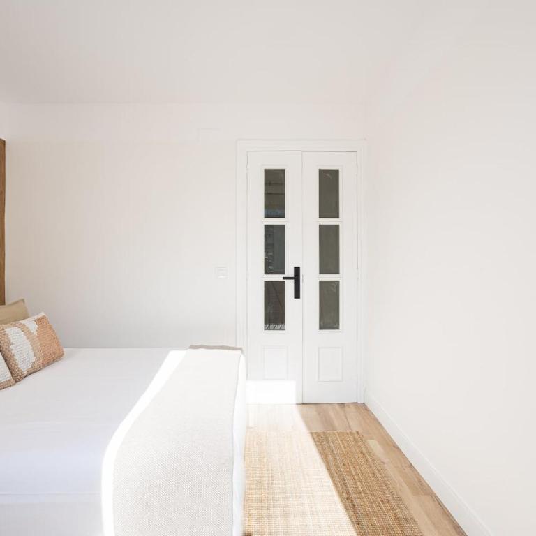 Walk To Las Ramblas Sun-filled&cozy - Apartment - 19