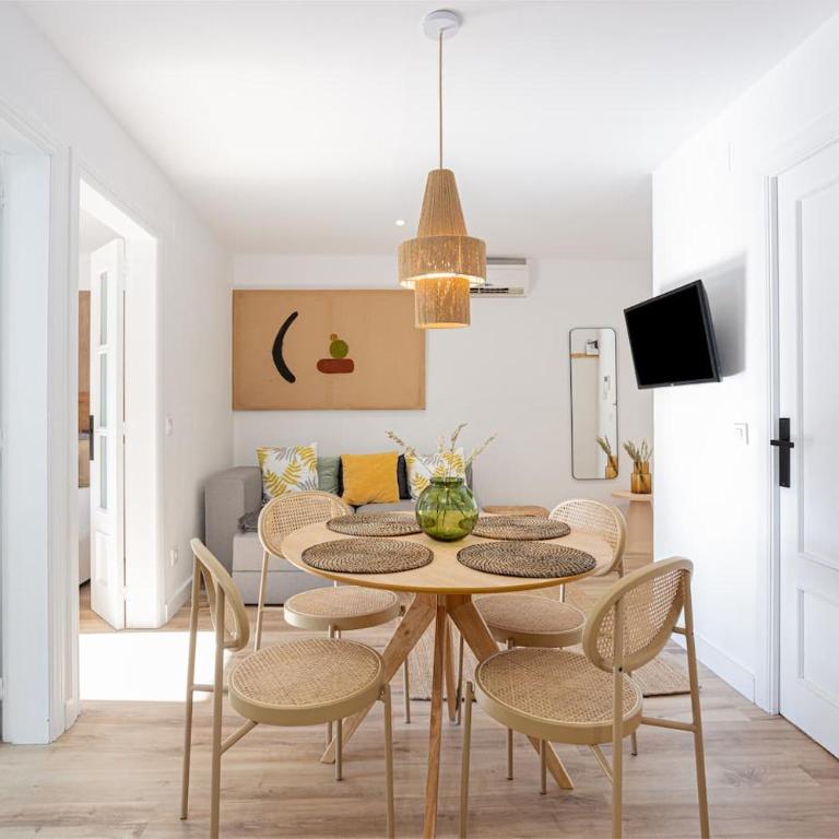 Walk To Las Ramblas Sun-filled&cozy - Apartment - 1