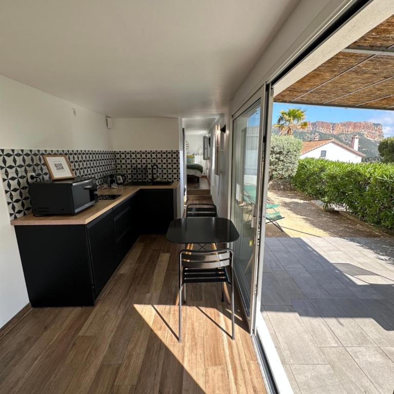Home Cassis - Maison Méditerranée - Piscine chauffée à 30c - Studio Supérieur - 11