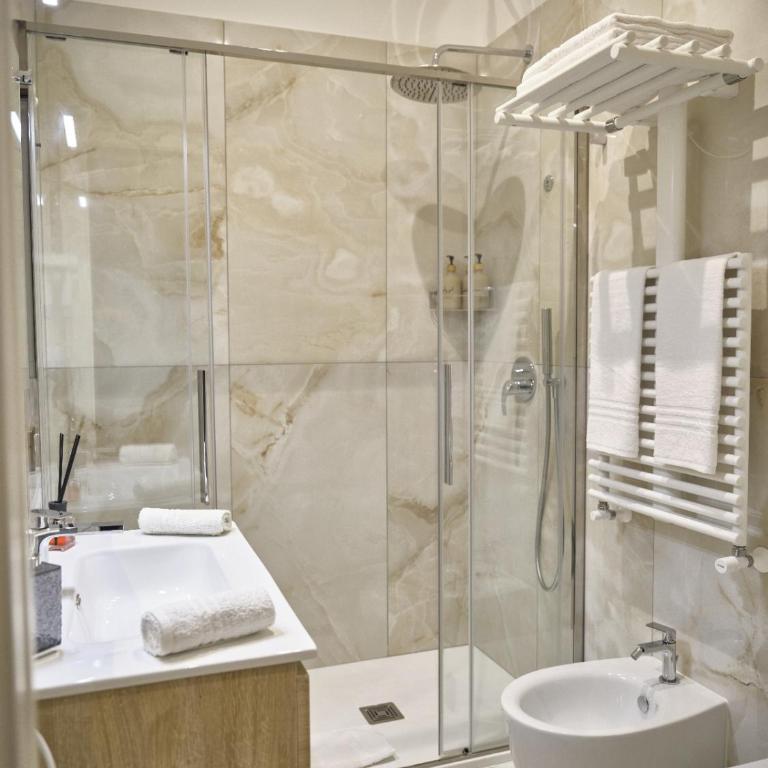 King Vittorio Guest House - Camera Tripla Luxury - 7