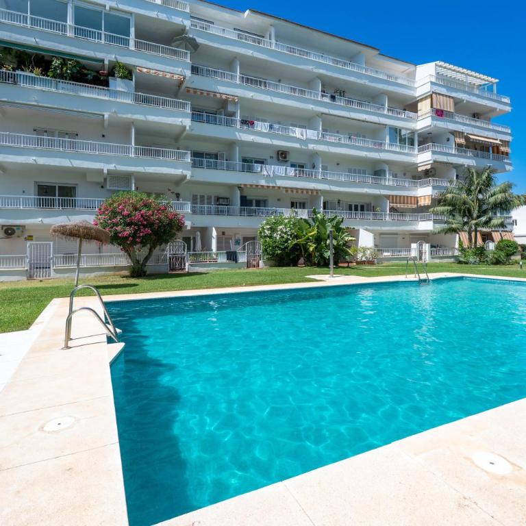 Luminoso loft con piscina en Puerto Banús - Apartamento de 1 dormitorio - 55