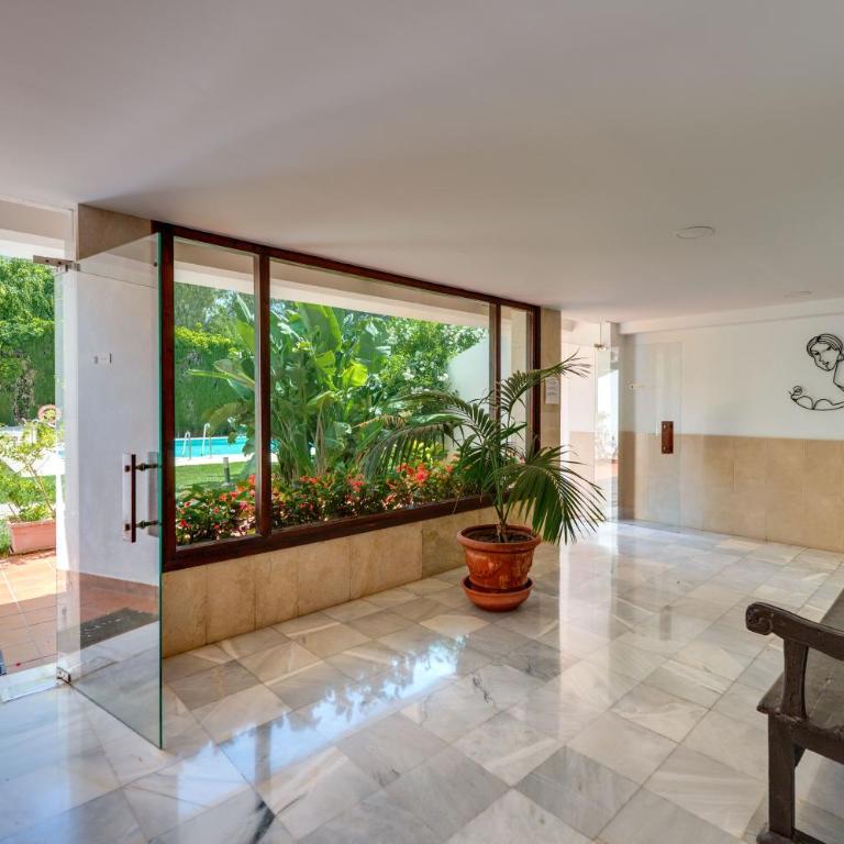 Luminoso loft con piscina en Puerto Banús - Apartamento de 1 dormitorio - 57