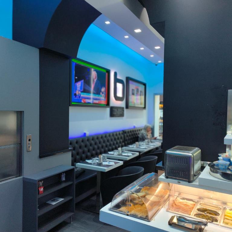 Trevi Contemporary Suite - Camera King - 36