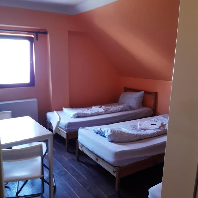 2-Rent Group Hostel Rooms&Apartments EVE168 - Dreibettzimmer mit Gemeinschaftsbad - 6