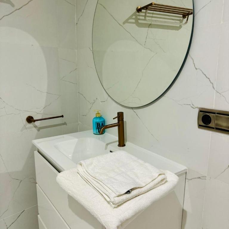 Spacious 3-bedroom family apartment in the historic center, Albaicín - Three-Bedroom Apartment - 12
