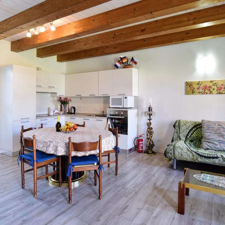 Accogliente Casa A Udine Con Wifi - Casa Vacanza con 5 Camere da Letto - 1