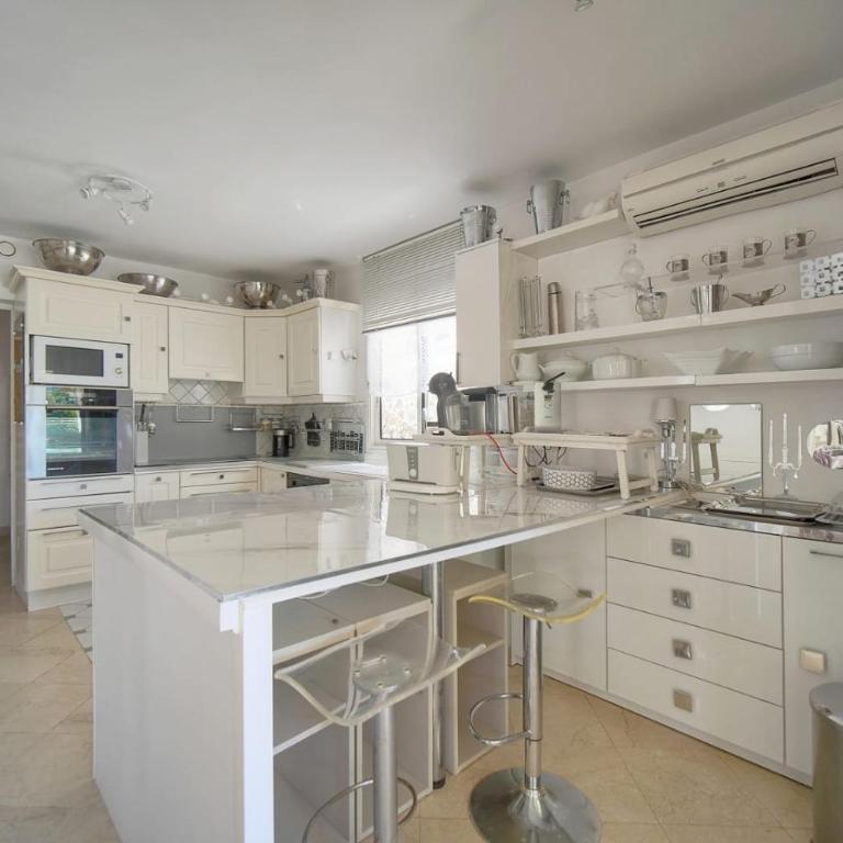 FRGK 'Luxury Villa Mevania Antibes Heated Pool, Spa & Ultra-Fast Wi-Fi' - Villa with Private Pool - 75