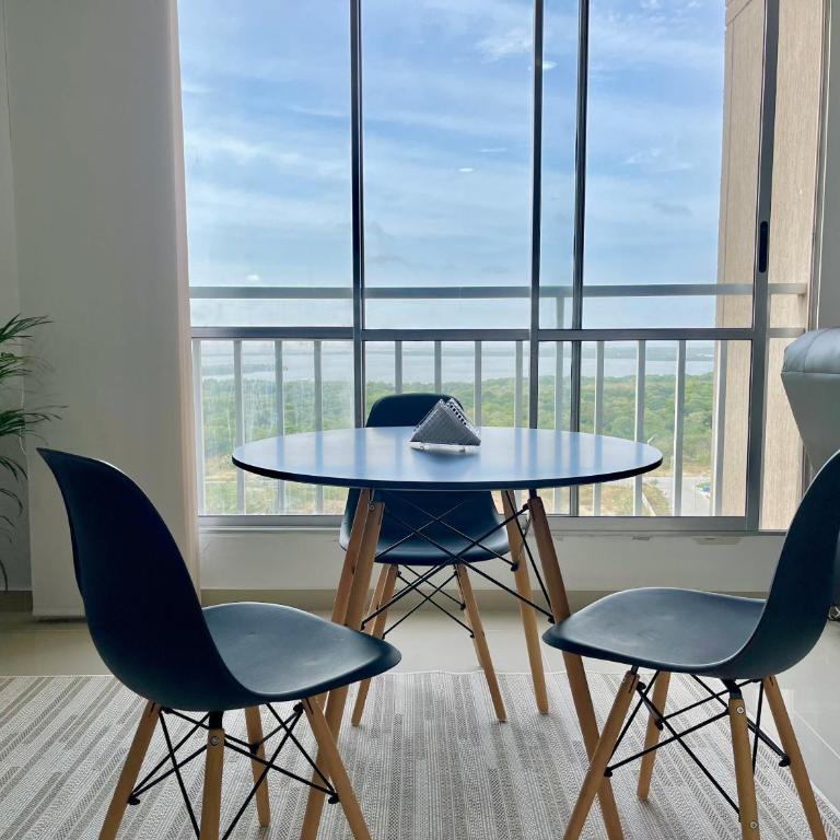 Relax with a views, massage chairs and coffee station - Apartamento de 2 dormitorios con vistas al río - 3